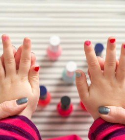 article С 2-годишно при маникюристката thumbnail