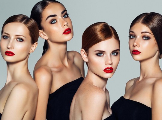 article Френската магия за красота: червено червило и блясък thumbnail